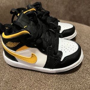 Jordan 1s black & yellow toddler size 5